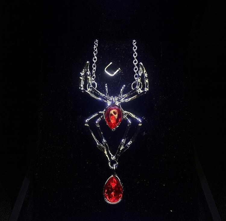 Widow’s Embrace Kolye