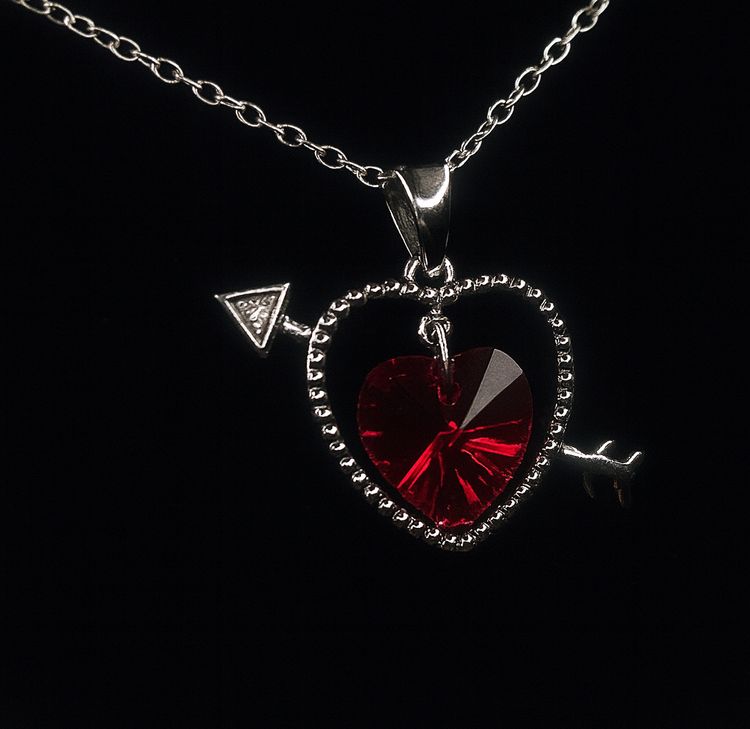 Crimson Arrow Çelik Kalp Kolye